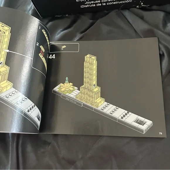 Lego Architecture New York City Set - Black, Gold, Silver, Blue, Green - Picture 11 of 13